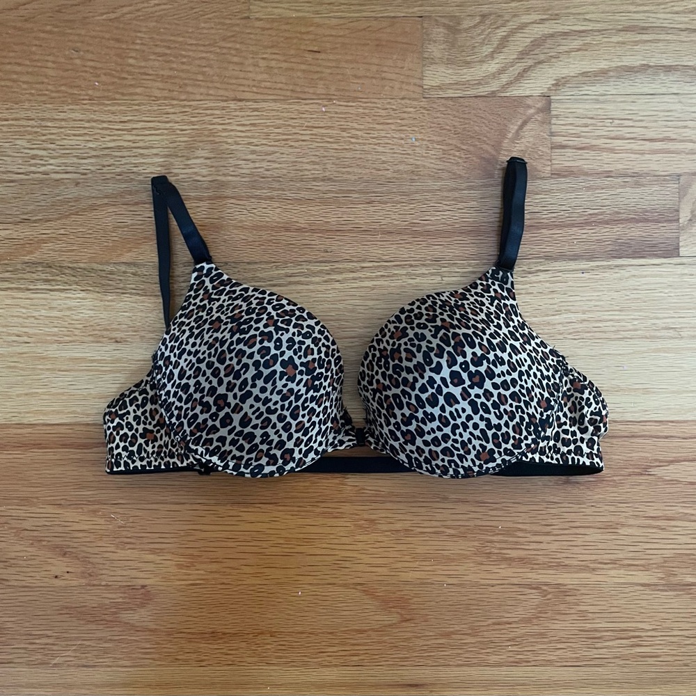 Chic Leopard Print Bra with Black Accents